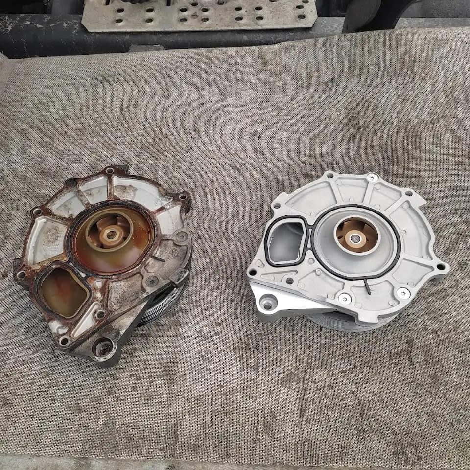 Stara i nowa pompa wodna do ciężarówki, obok siebie.